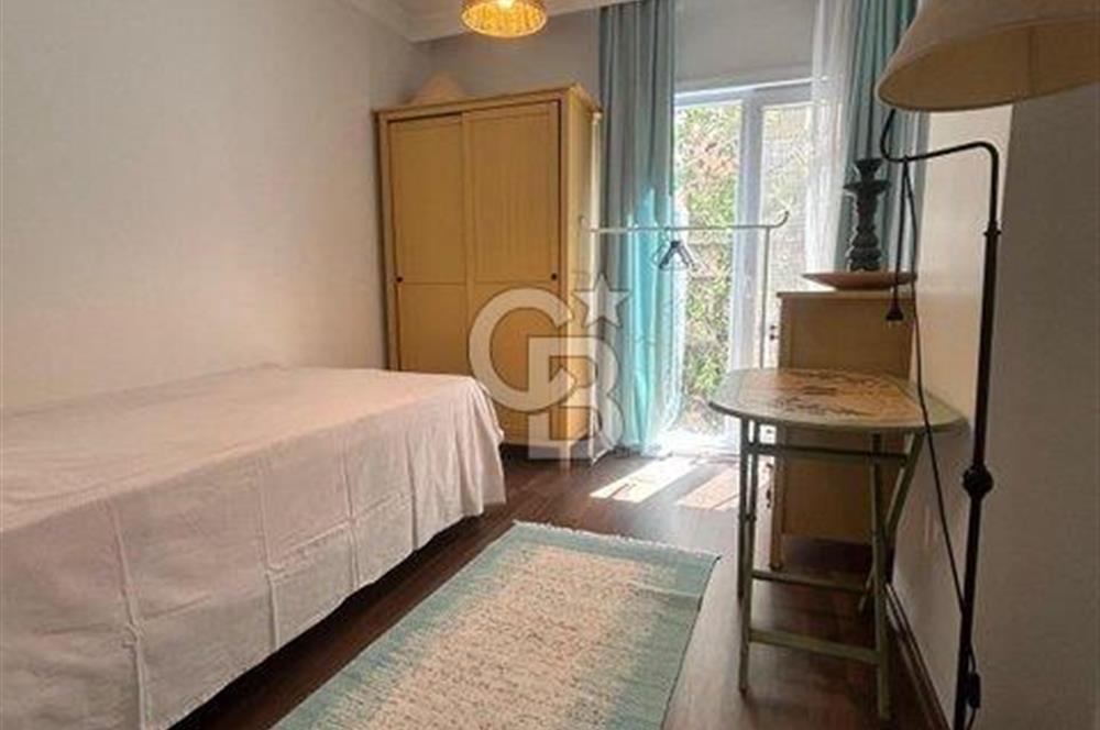 Fenerbahçe sahil tarafında eşyalı 4+1 balkonlu daire