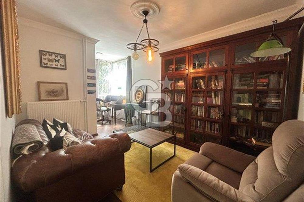 Fenerbahçe sahil tarafında eşyalı 4+1 balkonlu daire