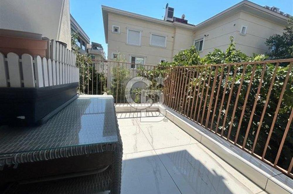 Fenerbahçe sahil tarafında eşyalı 4+1 balkonlu daire