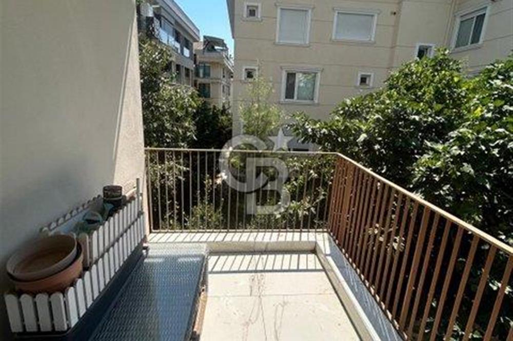 Fenerbahçe sahil tarafında eşyalı 4+1 balkonlu daire