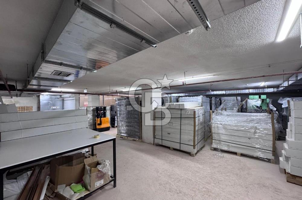 MALTEPE'DE CADDE ÜZERİ 3 KATLI 630M2 KİRA GETİRİLİ DÜKKAN