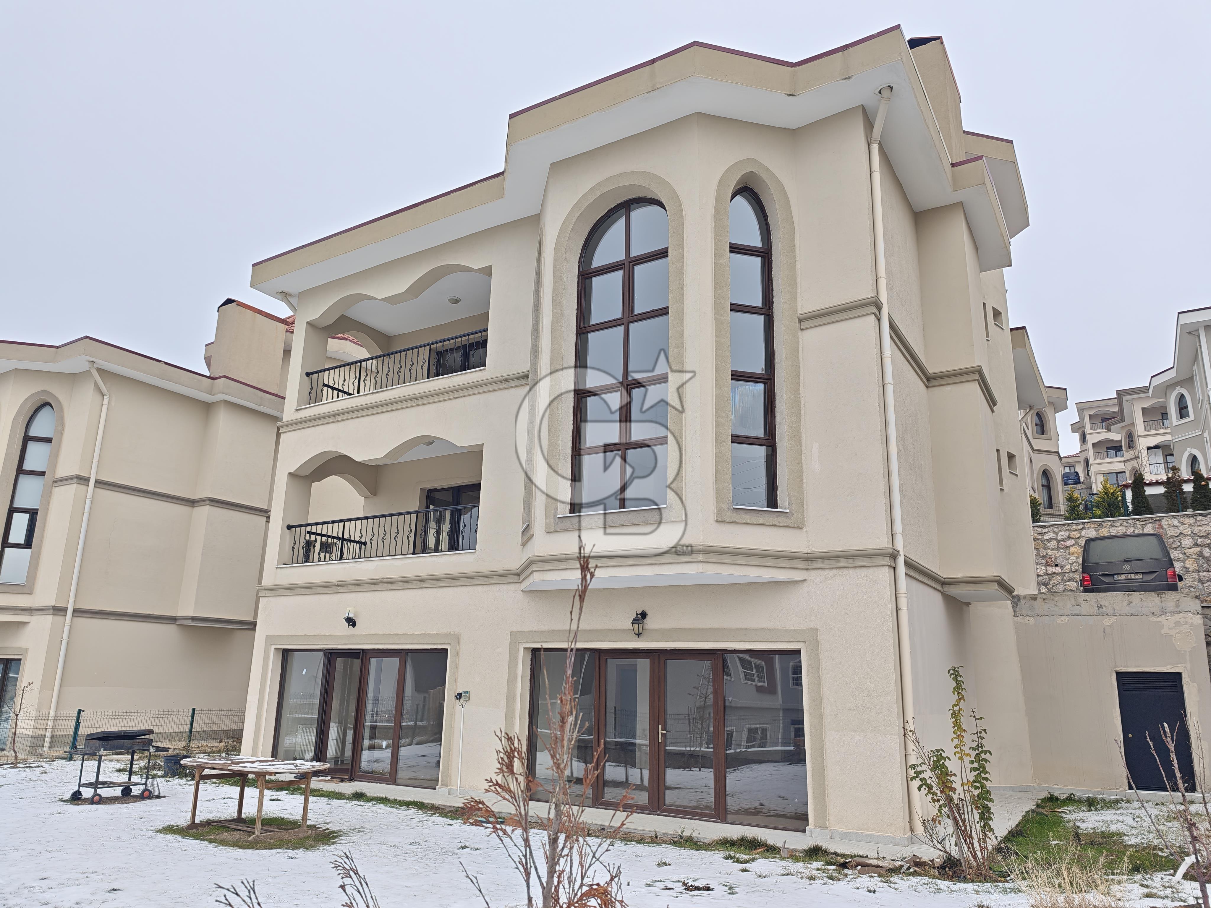 Beytepe Mavi Ladin Sitesinde 6+2 Müstakil Bahçeli Kiralık Villa