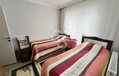 CADDE ÜZERİ ÇİFT BLOKLU SİTEDE CADDE CEPHE ARA KAT 3+1 DAİRE