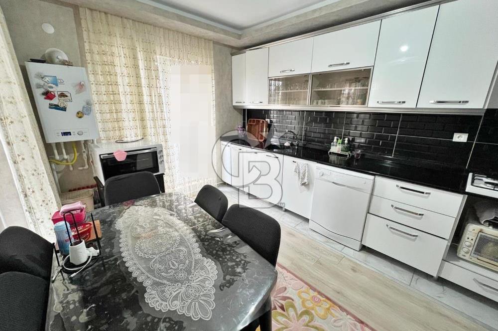 CADDE ÜZERİ ÇİFT BLOKLU SİTEDE CADDE CEPHE ARA KAT 3+1 DAİRE