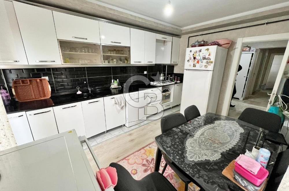 CADDE ÜZERİ ÇİFT BLOKLU SİTEDE CADDE CEPHE ARA KAT 3+1 DAİRE