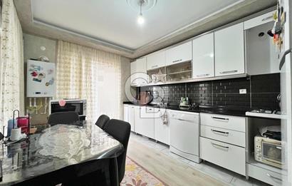 CADDE ÜZERİ ÇİFT BLOKLU SİTEDE CADDE CEPHE ARA KAT 3+1 DAİRE