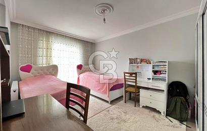 CADDE ÜZERİ ÇİFT BLOKLU SİTEDE CADDE CEPHE ARA KAT 3+1 DAİRE