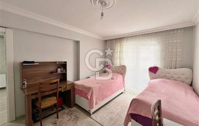 CADDE ÜZERİ ÇİFT BLOKLU SİTEDE CADDE CEPHE ARA KAT 3+1 DAİRE