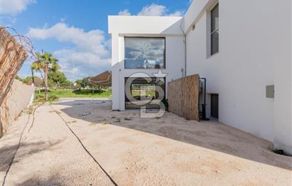 Çeşme Boyalıkta Ana Cadde Üzeri Komple Kiralık İşyeri