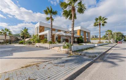 Çeşme Boyalıkta Ana Cadde Üzeri Komple Kiralık İşyeri