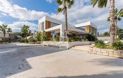 Çeşme Boyalıkta Ana Cadde Üzeri Komple Kiralık İşyeri