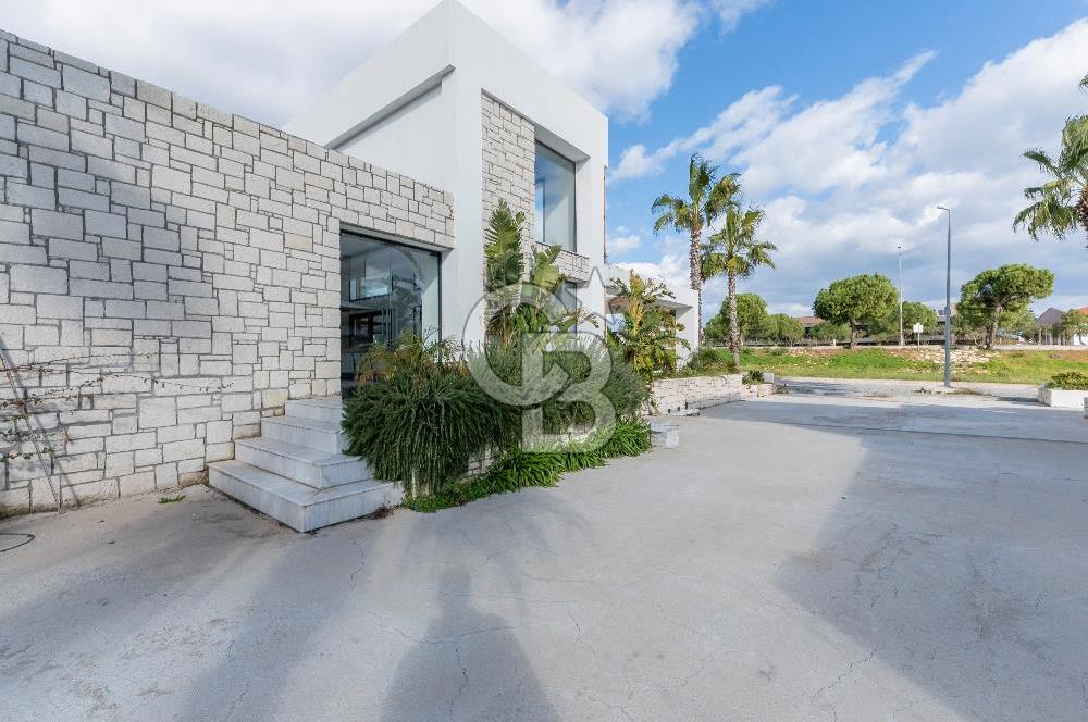 Çeşme Boyalıkta Ana Cadde Üzeri Komple Kiralık İşyeri