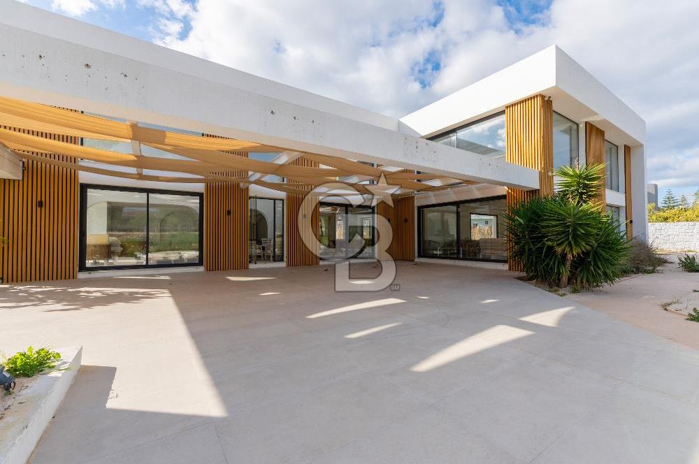 Çeşme Boyalıkta Ana Cadde Üzeri Komple Kiralık İşyeri