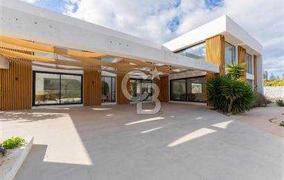 Çeşme Boyalıkta Ana Cadde Üzeri Komple Kiralık İşyeri