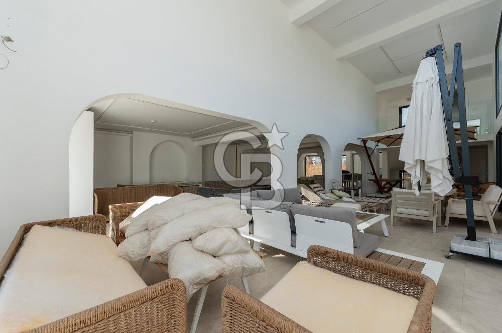 Çeşme Boyalıkta Ana Cadde Üzeri Komple Kiralık İşyeri