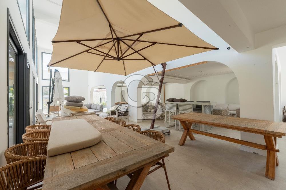 Çeşme Boyalıkta Ana Cadde Üzeri Komple Kiralık İşyeri