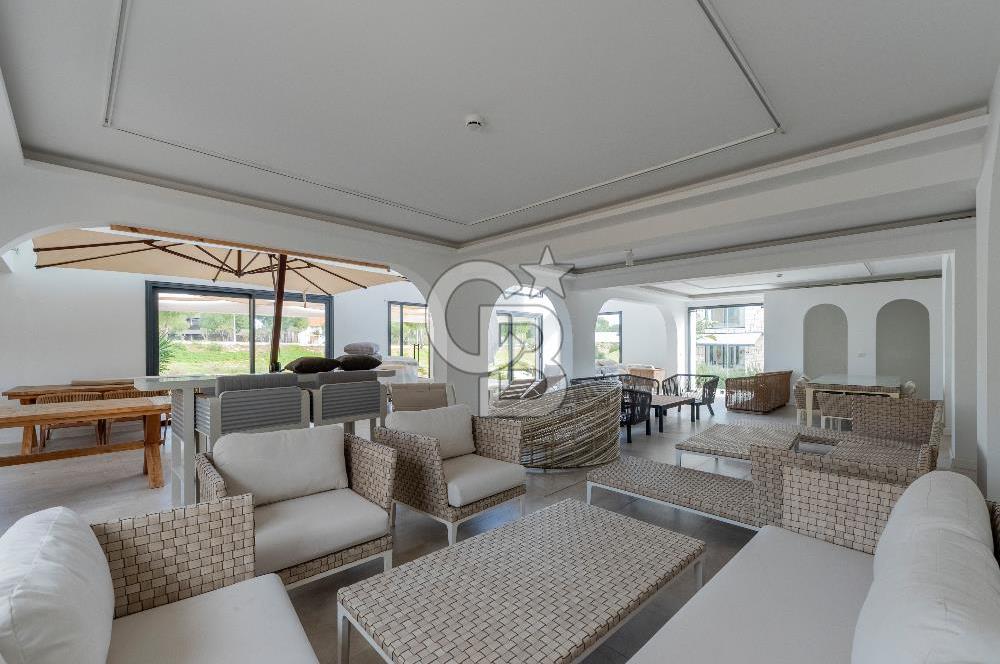 Çeşme Boyalıkta Ana Cadde Üzeri Komple Kiralık İşyeri