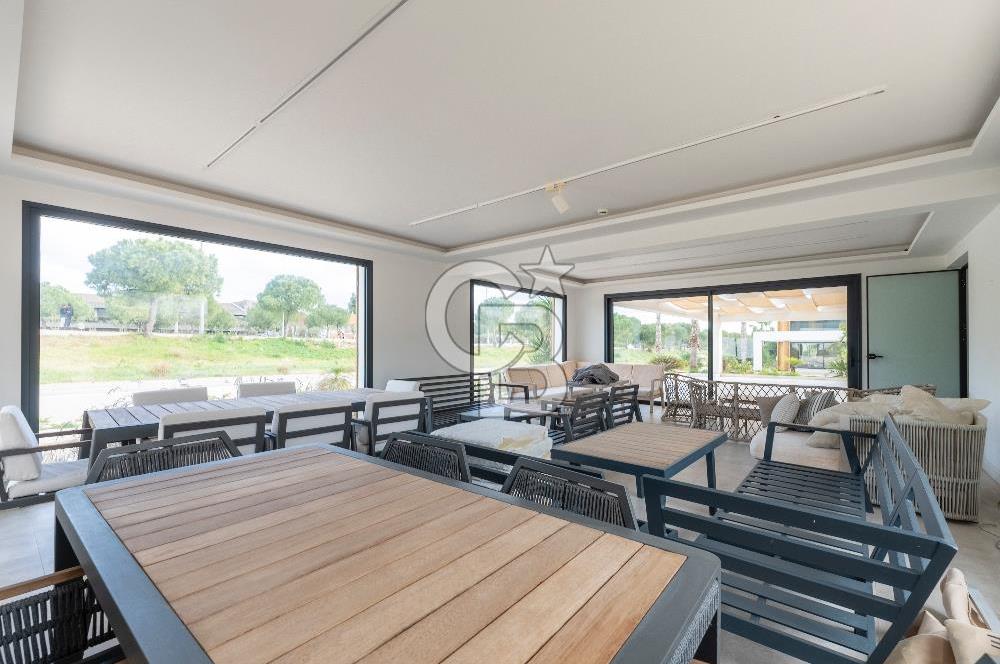 Çeşme Boyalıkta Ana Cadde Üzeri Komple Kiralık İşyeri