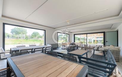 Çeşme Boyalıkta Ana Cadde Üzeri Komple Kiralık İşyeri