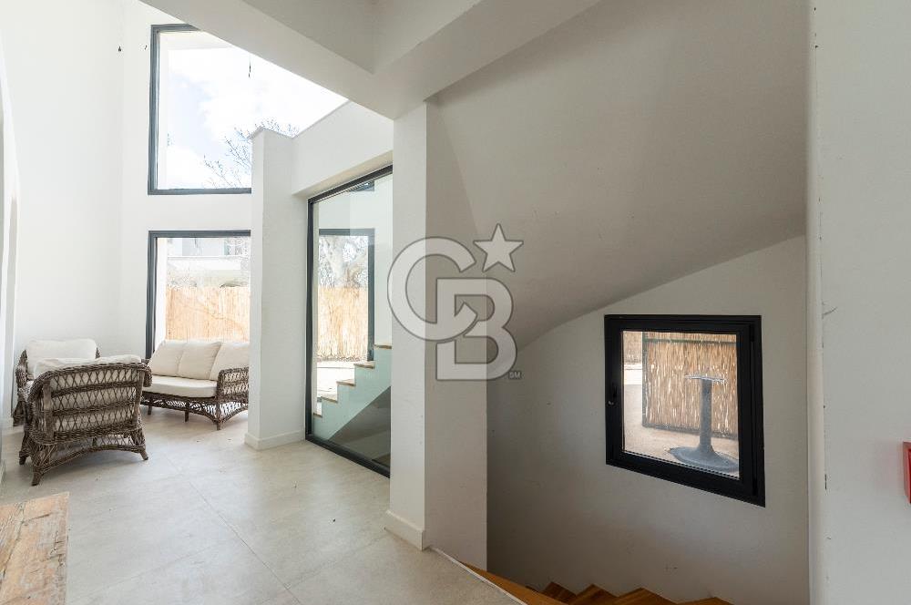 Çeşme Boyalıkta Ana Cadde Üzeri Komple Kiralık İşyeri