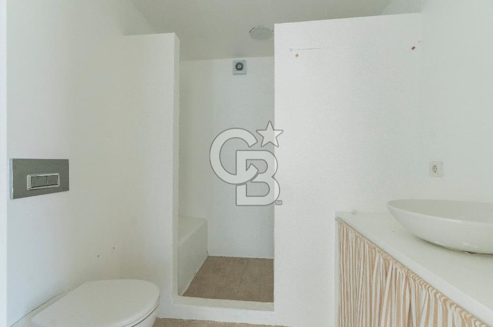 Çeşme Boyalıkta Ana Cadde Üzeri Komple Kiralık İşyeri