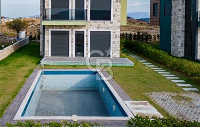 Foça Kozbeyli'de Kesintisiz Deniz Manzaralı Satılık Havuzlu Müstakil 4+1 Tripleks Villa