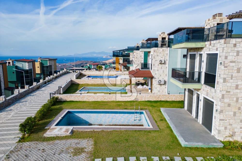 Foça Kozbeyli'de Kesintisiz Deniz Manzaralı Satılık Havuzlu Müstakil 4+1 Tripleks Villa