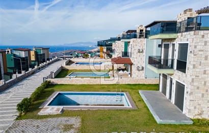 Foça Kozbeyli'de Kesintisiz Deniz Manzaralı Satılık Havuzlu Müstakil 4+1 Tripleks Villa