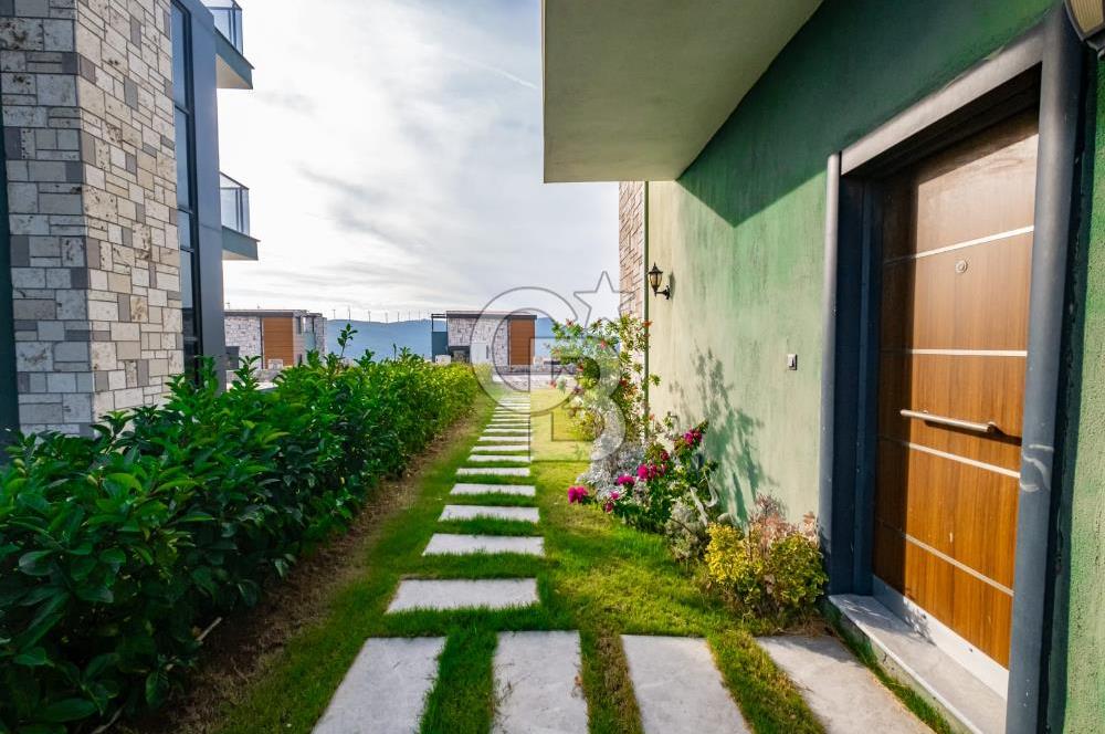 Foça Kozbeyli'de Kesintisiz Deniz Manzaralı Satılık Havuzlu Müstakil 4+1 Tripleks Villa