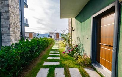 Foça Kozbeyli'de Kesintisiz Deniz Manzaralı Satılık Havuzlu Müstakil 4+1 Tripleks Villa
