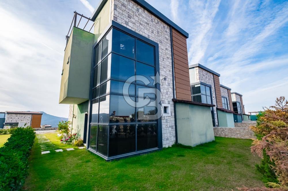 Foça Kozbeyli'de Kesintisiz Deniz Manzaralı Satılık Havuzlu Müstakil 4+1 Tripleks Villa