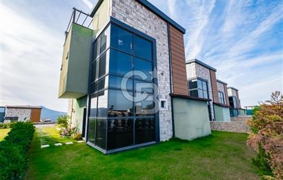 Foça Kozbeyli'de Kesintisiz Deniz Manzaralı Satılık Havuzlu Müstakil 4+1 Tripleks Villa