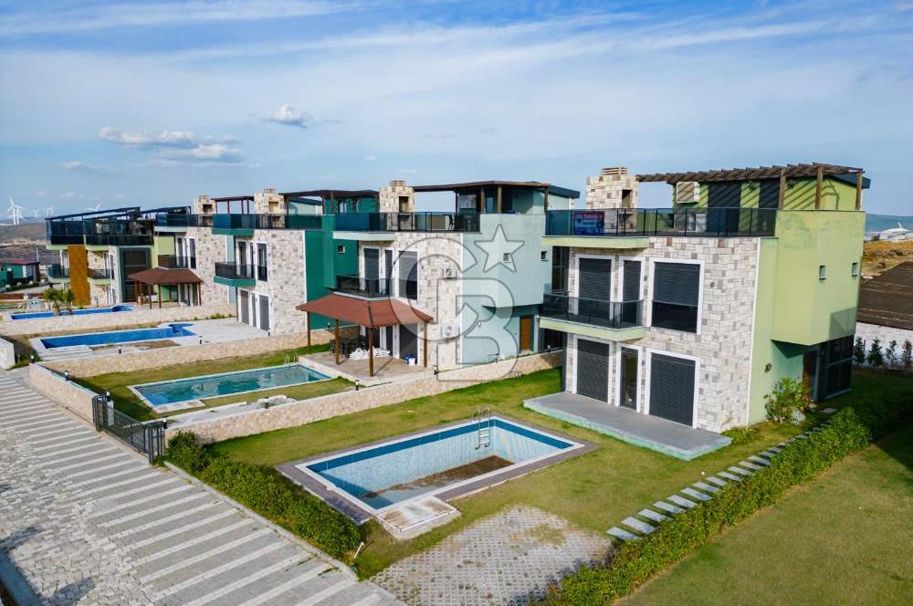 Foça Kozbeyli'de Kesintisiz Deniz Manzaralı Satılık Havuzlu Müstakil 4+1 Tripleks Villa
