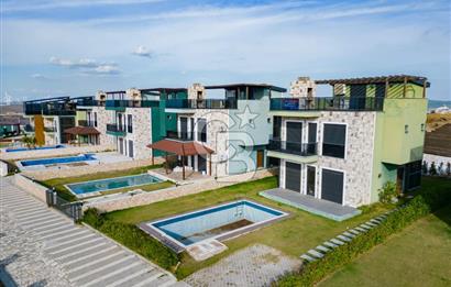 Foça Kozbeyli'de Kesintisiz Deniz Manzaralı Satılık Havuzlu Müstakil 4+1 Tripleks Villa