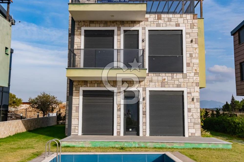 Foça Kozbeyli'de Kesintisiz Deniz Manzaralı Satılık Havuzlu Müstakil 4+1 Tripleks Villa