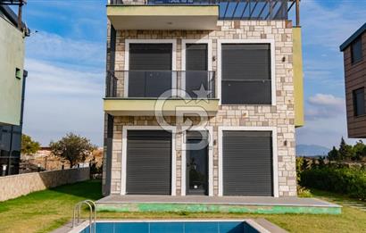 Foça Kozbeyli'de Kesintisiz Deniz Manzaralı Satılık Havuzlu Müstakil 4+1 Tripleks Villa