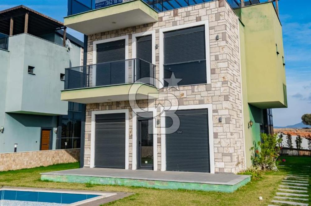 Foça Kozbeyli'de Kesintisiz Deniz Manzaralı Satılık Havuzlu Müstakil 4+1 Tripleks Villa