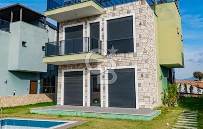 Foça Kozbeyli'de Kesintisiz Deniz Manzaralı Satılık Havuzlu Müstakil 4+1 Tripleks Villa
