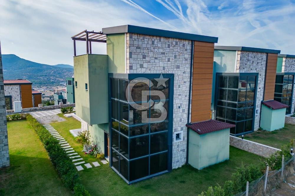 Foça Kozbeyli'de Kesintisiz Deniz Manzaralı Satılık Havuzlu Müstakil 4+1 Tripleks Villa