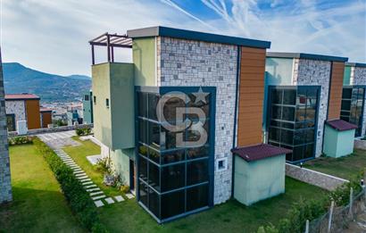 Foça Kozbeyli'de Kesintisiz Deniz Manzaralı Satılık Havuzlu Müstakil 4+1 Tripleks Villa