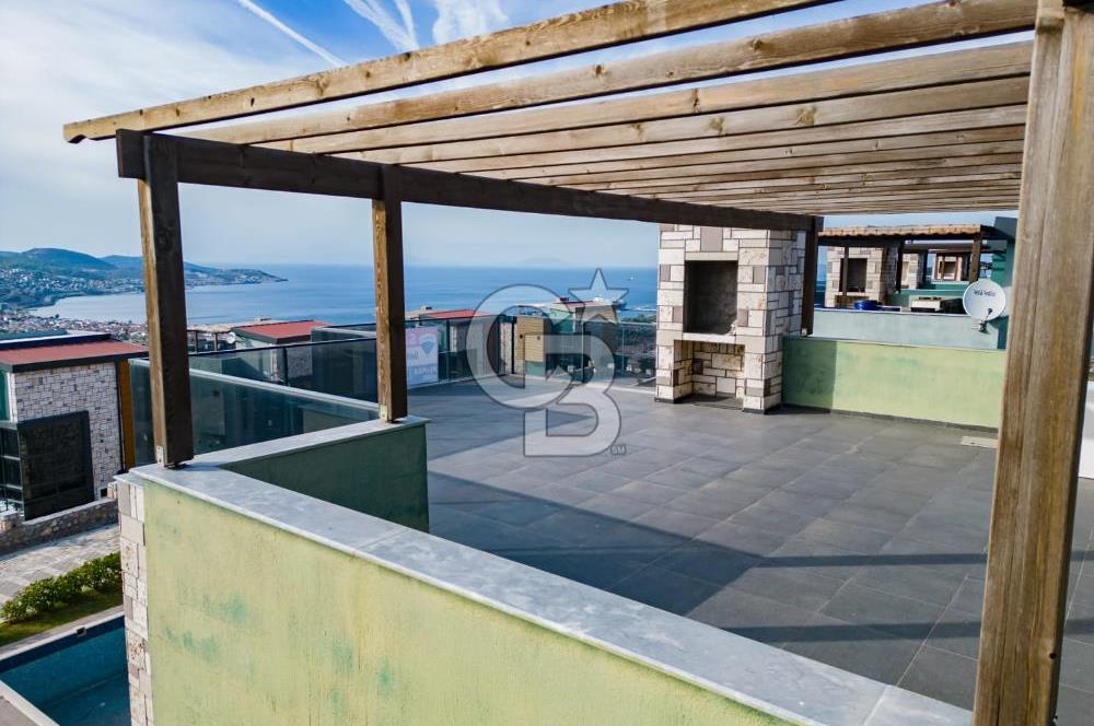 Foça Kozbeyli'de Kesintisiz Deniz Manzaralı Satılık Havuzlu Müstakil 4+1 Tripleks Villa