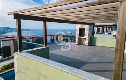 Foça Kozbeyli'de Kesintisiz Deniz Manzaralı Satılık Havuzlu Müstakil 4+1 Tripleks Villa