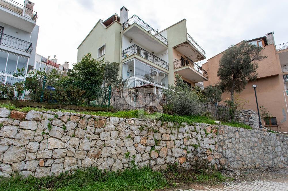 Yenifoça Cumhuriyet Mah. Satılık 4+1 Tripleks Villa