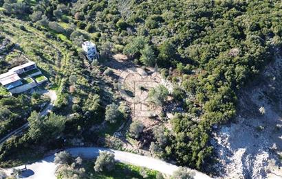Karaburun İnecik'te İçerisinde 4+1 Müstakil Villa Bulunan Arazi