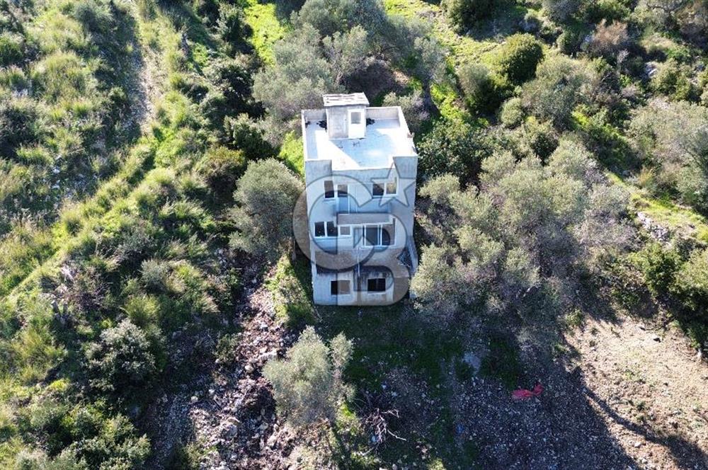 Karaburun İnecik'te İçerisinde 4+1 Müstakil Villa Bulunan Arazi