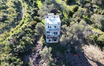 Karaburun İnecik'te İçerisinde 4+1 Müstakil Villa Bulunan Arazi