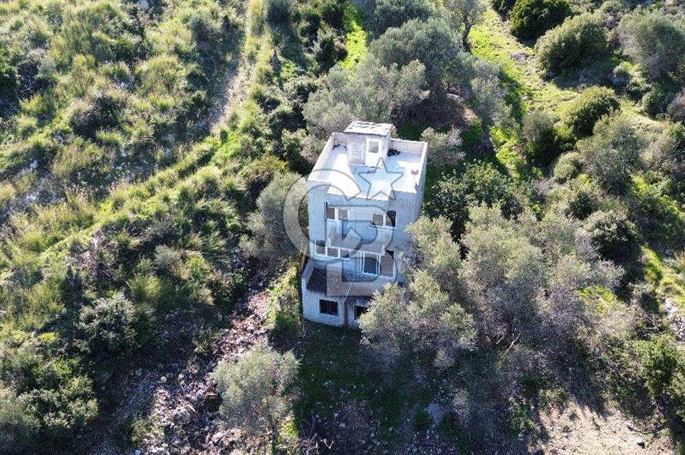 Karaburun İnecik'te İçerisinde 4+1 Müstakil Villa Bulunan Arazi