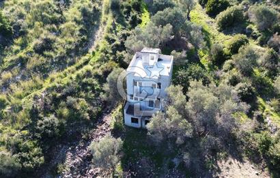 Karaburun İnecik'te İçerisinde 4+1 Müstakil Villa Bulunan Arazi