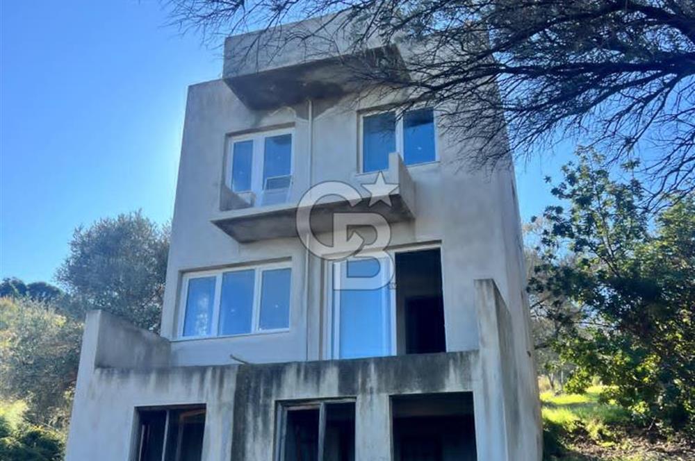 Karaburun İnecik'te İçerisinde 4+1 Müstakil Villa Bulunan Arazi