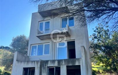 Karaburun İnecik'te İçerisinde 4+1 Müstakil Villa Bulunan Arazi